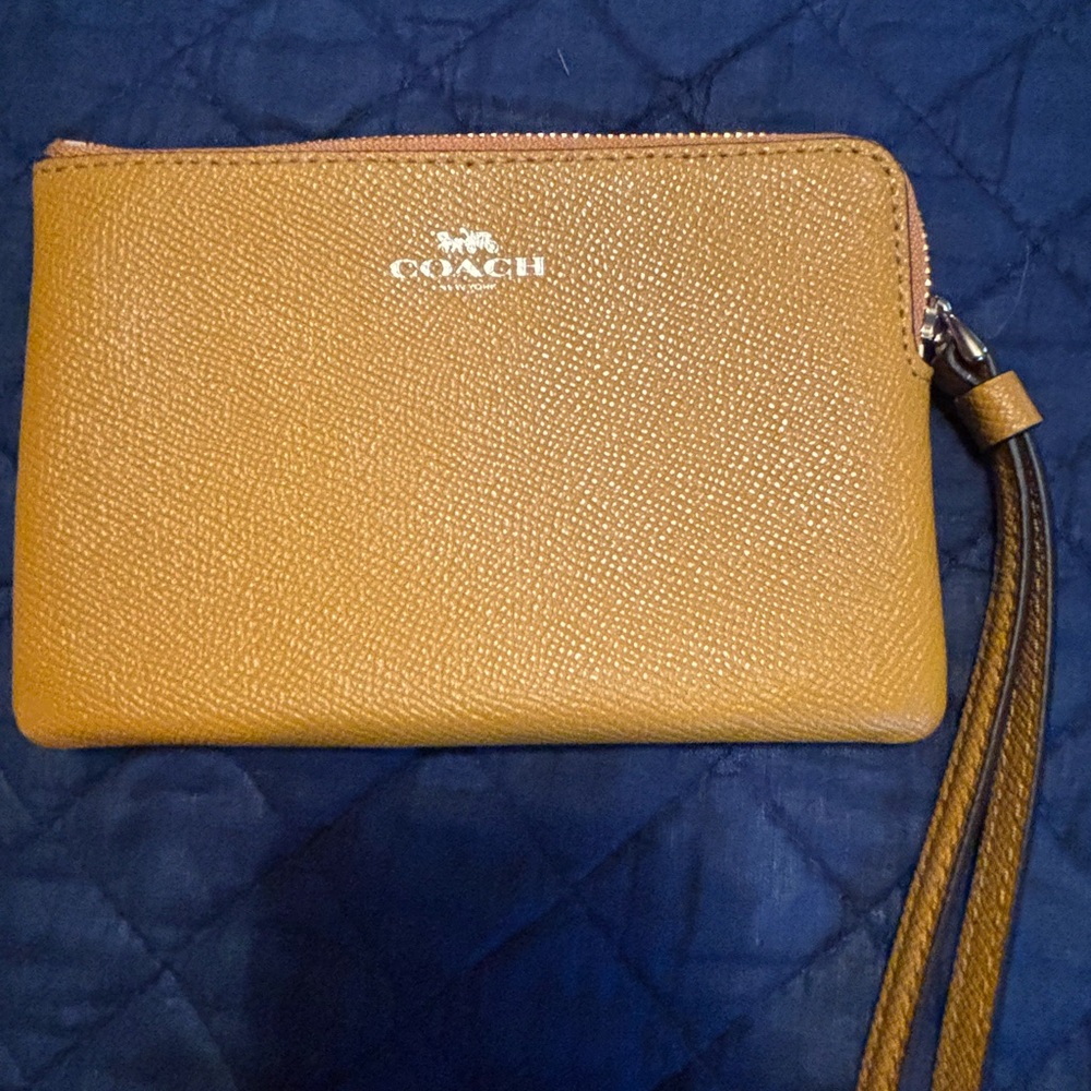 Coach Corner Zipper Wallet NWOT